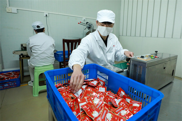 贵州剑河:年货订单满满 食品企业开足马力忙生产Kaiyun网址 开云(图1) 贵州剑河:年货订单满满 食品企业开足马力忙生产Kaiyun网址 开云(图1)