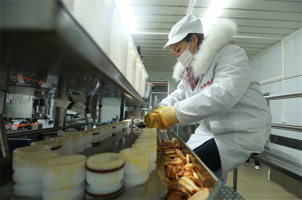 贵州剑河:年货订单满满 食品企业开足马力忙生产Kaiyun网址 开云(图2) 贵州剑河:年货订单满满 食品企业开足马力忙生产Kaiyun网址 开云(图2)