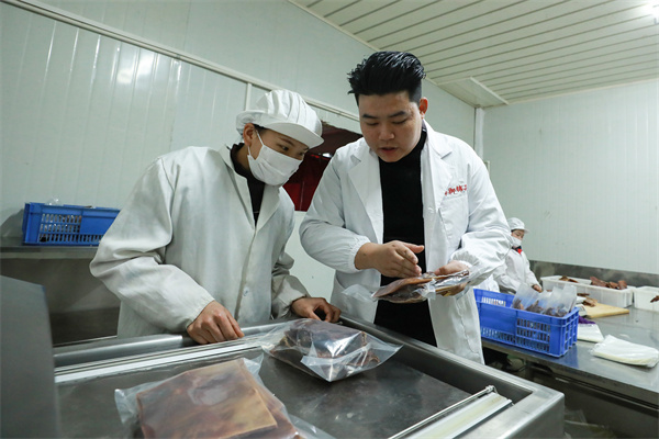 贵州剑河:年货订单满满 食品企业开足马力忙生产Kaiyun网址 开云(图3) 贵州剑河:年货订单满满 食品企业开足马力忙生产Kaiyun网址 开云(图3)