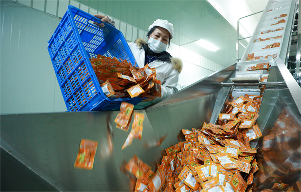 贵州剑河:年货订单满满 食品企业开足马力忙生产Kaiyun网址 开云(图6) 贵州剑河:年货订单满满 食品企业开足马力忙生产Kaiyun网址 开云(图6)