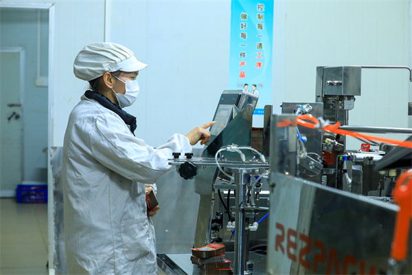 贵州剑河:年货订单满满 食品企业开足马力忙生产Kaiyun网址 开云(图7) 贵州剑河:年货订单满满 食品企业开足马力忙生产Kaiyun网址 开云(图7)