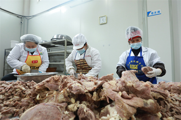 贵州剑河:年货订单满满 食品企业开足马力忙生产Kaiyun网址 开云(图8) 贵州剑河:年货订单满满 食品企业开足马力忙生产Kaiyun网址 开云(图8)