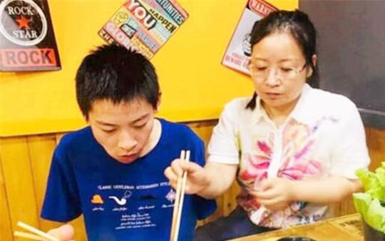 16岁自闭症少年手写“印刷体”字迹堪比复印机获700万点赞(图5) 16岁自闭症少年手写“印刷体”字迹堪比复印机获700万点赞(图5)