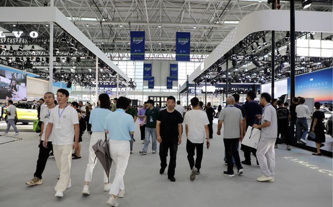 全力做大会展经济椒江区四套班子集体“打卡”台州国博中心首展(图2) 全力做大会展经济椒江区四套班子集体“打卡”台州国博中心首展(图2)